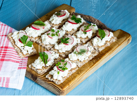 Crispbread with cottage cheese radishes and herbs Crispbread with cottage cheese radishes and herbs 12893740