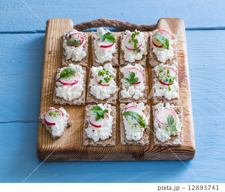 Crispbread with cottage cheese radishes and herbs Crispbread with cottage cheese radishes and herbs 12893741