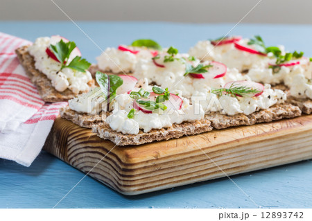Crispbread with cottage cheese radishes and herbs Crispbread with cottage cheese radishes and herbs 12893742