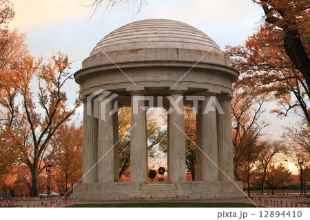 DC War Memorialと紅葉 12894410