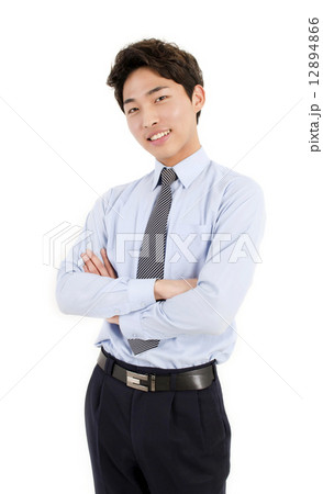 腕を組むビジネスマン 腕を組むビジネスマン 12894866