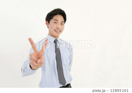 ピースするビジネスマン 12895101