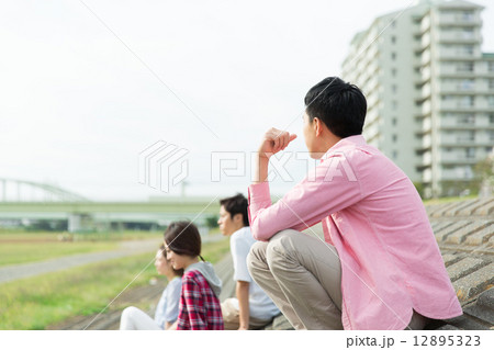 屋外の若者達 12895323