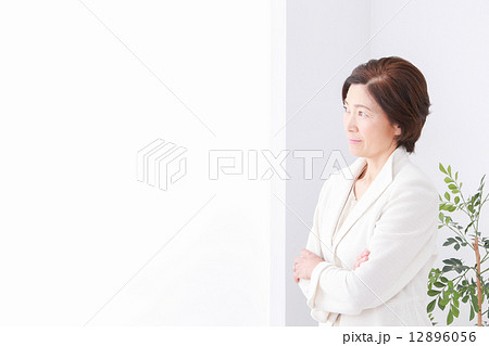 悩むビジネスウーマン 悩むビジネスウーマン 12896056