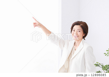 指差しをするビジネスウーマン 12896085