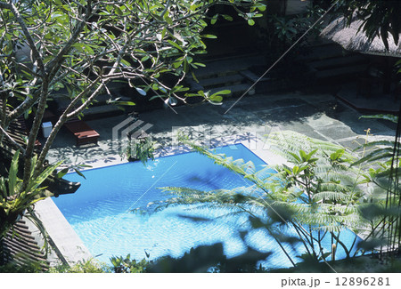 バリ島の高級リゾートとプール 12896281
