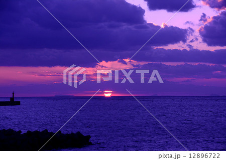 だるま夕日の落ちる港 12896722