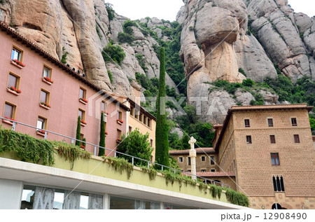 モンセラート修道院と岩山 12908490