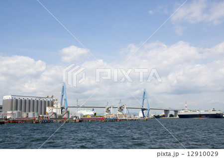 名港東大橋の見える名古屋港の景色 12910029