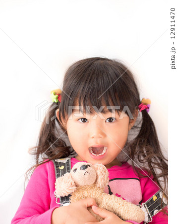 お人形を持った笑顔の女の子 お人形を持った笑顔の女の子 12911470