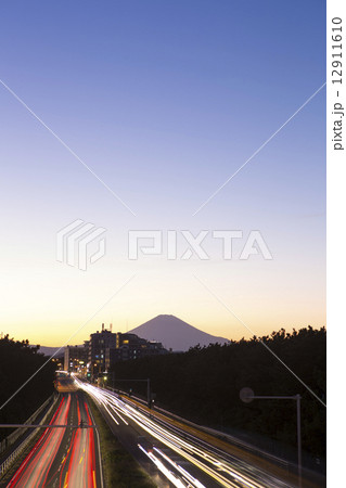 富士山と134号線 12911610