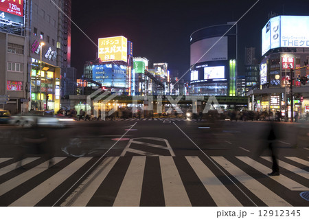 大都市東京 激しく流れる人とネオンが眩しい眠らない街 新宿 大ガード の写真素材