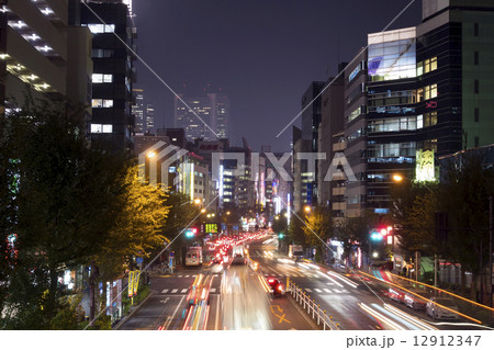 大都市東京 夜の幹線道路イメージ　自動車の光跡 新宿靖国通り 12912347