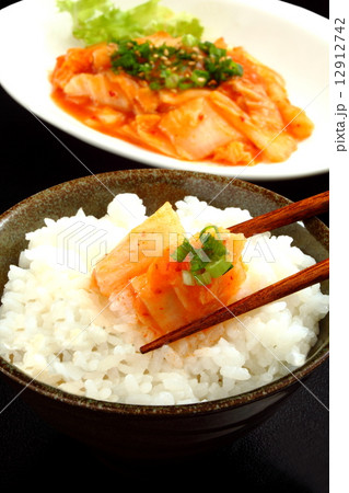 キムチ　ご飯　白背景 12912742