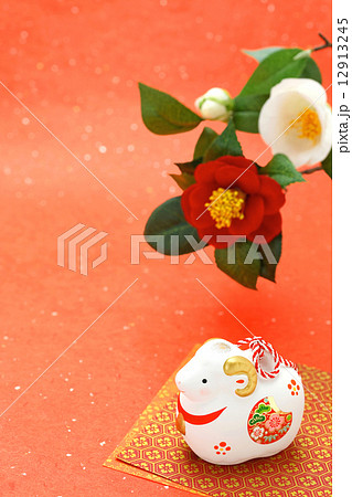 未年　寒椿と和紙背景 12913245