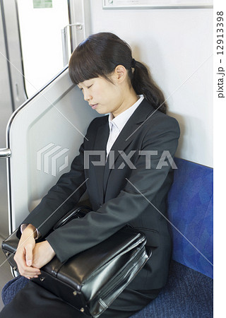 リクルートスーツの女性 12913398