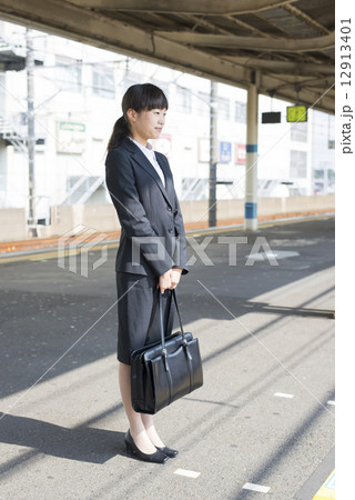 リクルートスーツの女性 12913401