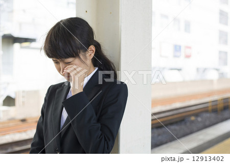 リクルートスーツの女性 12913402