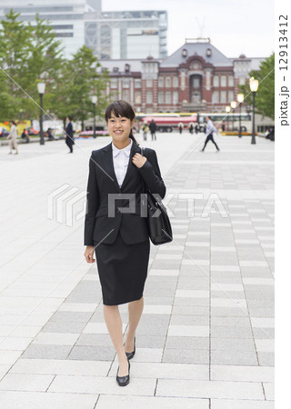 リクルートスーツの女性 リクルートスーツの女性 12913412