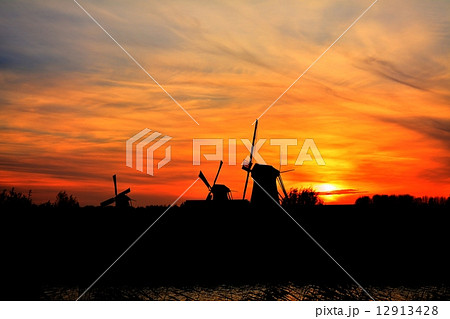 オランダ　世界遺産　キンデルダイクの風車群 夕景 12913428