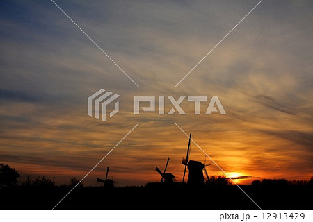 オランダ　世界遺産　キンデルダイクの風車群 夕景 12913429