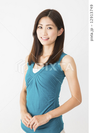 ポートレート　若い女性 12913749