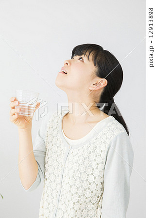 うがいをする女性 12913898