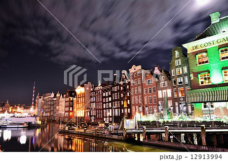オランダ アムステルダムの運河の夜景の写真素材