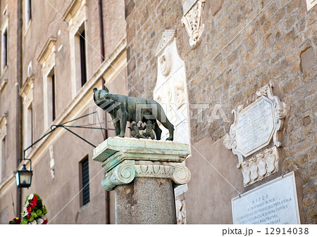 The statue of Romul, Remus and she-wolf in Rome, Italy.. 12914038
