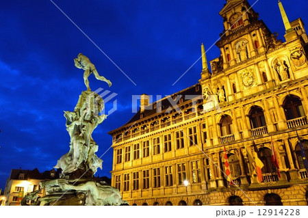 アントワープのマルクト広場　市庁舎とブラボー像 12914228