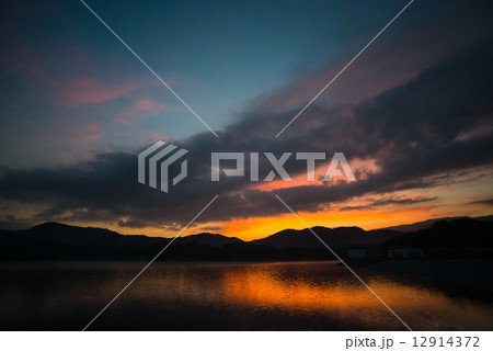 湖の朝焼け 自然風景の写真素材 湖の朝焼け 自然風景の写真素材 12914372