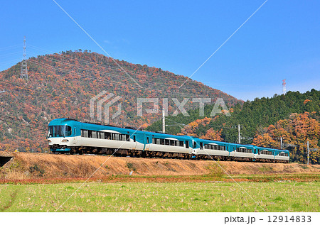 鉄道 　列車　山陰本線　京都口　ＫＴＲ　北近畿タンゴ鉄道　8000系　園部～船岡　紅葉　もみじ　モミジ　秋　築堤　南丹市　JR西日本　特急　嵯峨野線　きのさき　はしだて　まいづる　山 12914833