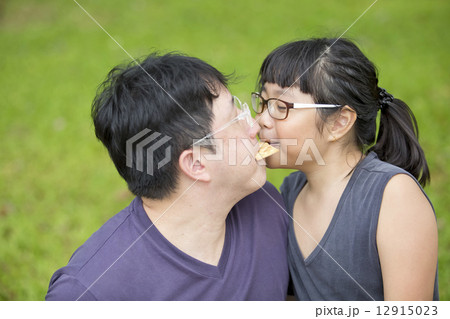 Young Asian father and daughter bonding in park picnic 12915023