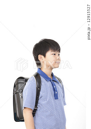 ランドセルを背負う男の子 汎用イメージ ポートレートの写真素材