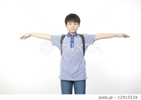 ランドセルを背負う男の子 腕を水平に広げる ランドセルを背負う男の子 腕を水平に広げる 12915528