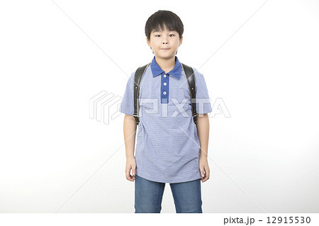 ランドセルを背負う男の子 ポートレートの写真素材