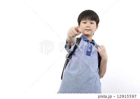 ランドセルを背負う男の子 ポートレート 指を差す ランドセルを背負う男の子 ポートレート 指を差す 12915597