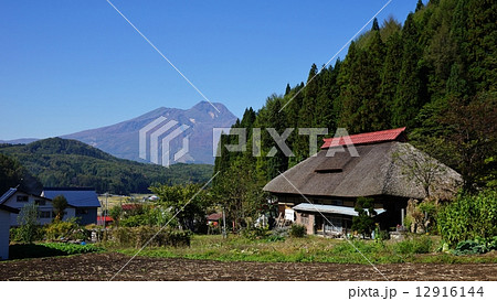 信州かやぶきの家と妙高山 12916144