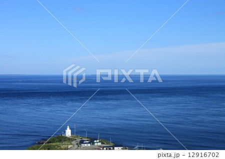 望郷の塔・オーロラタワーから納沙布岬灯台沖合を眺める 12916702
