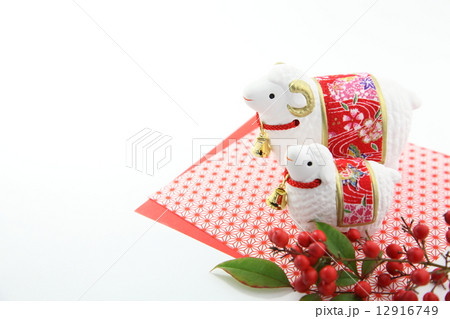 未年　年賀状素材  白バック 12916749