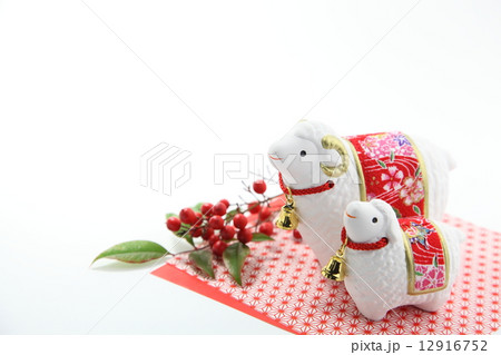 未年　年賀状素材  白バック 12916752