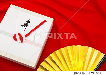 引き出物と金扇子 12918816