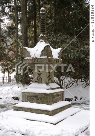 冬の比叡山延暦寺、東塔の文珠楼脇の石塔 12919334