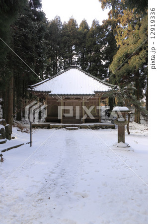 冬の比叡山延暦寺、西塔の「恵亮堂」 12919336