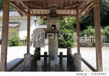 香川県三豊市.讃岐国二宮「大水上神社」室町時代の「時雨燈籠」 12919484