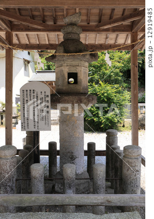 香川県三豊市.讃岐国二宮「大水上神社」室町時代の「時雨燈籠」の写真素材 [12919485] - PIXTA