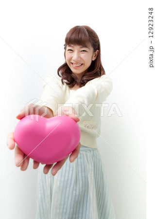 ハートを持った女性 12923248