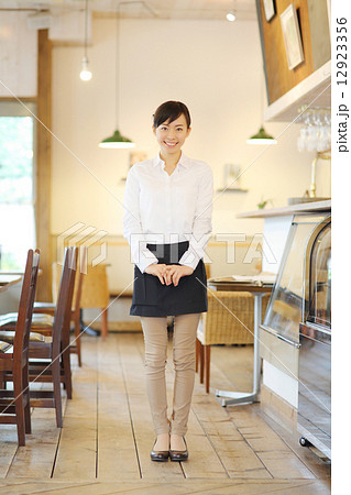 カフェ・レストラン・若い女性 カフェ・レストラン・若い女性 12923356