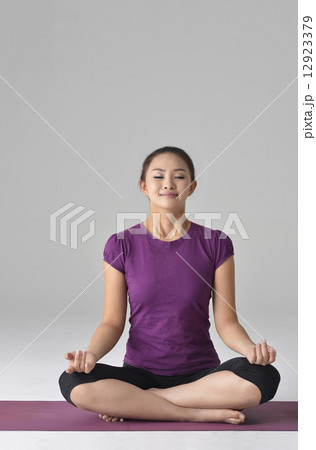 Asian lady meditation yoga Asian lady meditation yoga 12923379