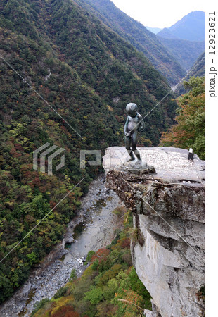 徳島県三好市祖谷渓の断崖上に立つ祖谷の小便小僧像の写真素材